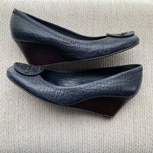 Matte navy pebble Tory Burch logo wedges. Dark navy with brown wedge.